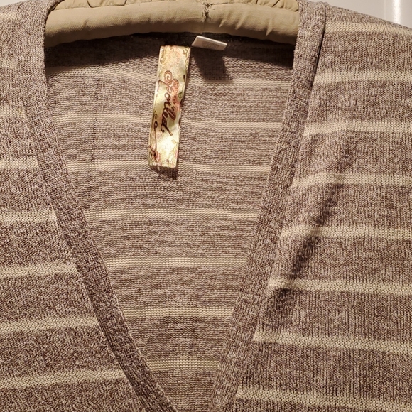 Cute button up cardigan 😀 - Picture 4 of 6